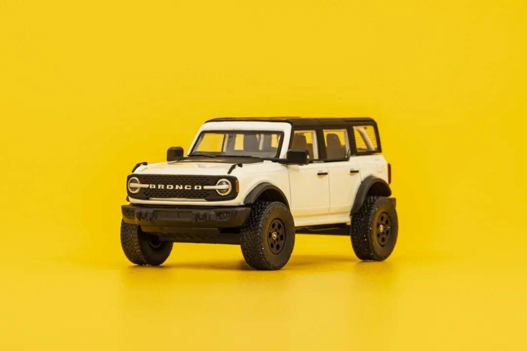 2020款Bronco以硬派越野為核心,與Jeep牧馬人直接競爭,強調非承載式車身和機械越野能力