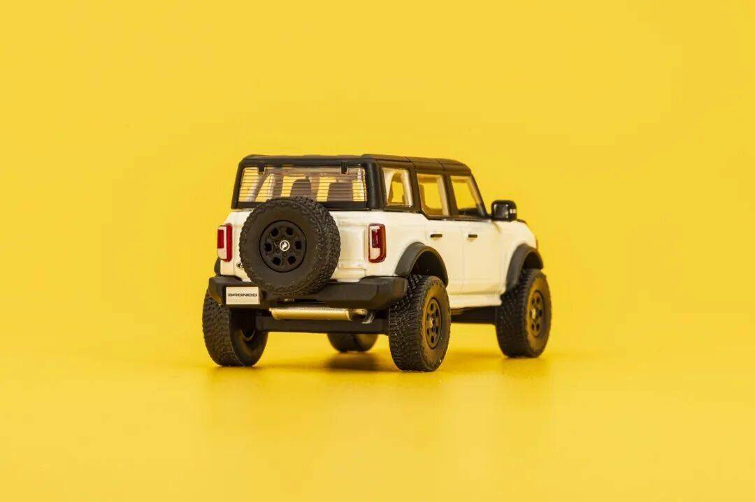 2020款Bronco以硬派越野為核心,與Jeep牧馬人直接競爭,強調非承載式車身和機械越野能力