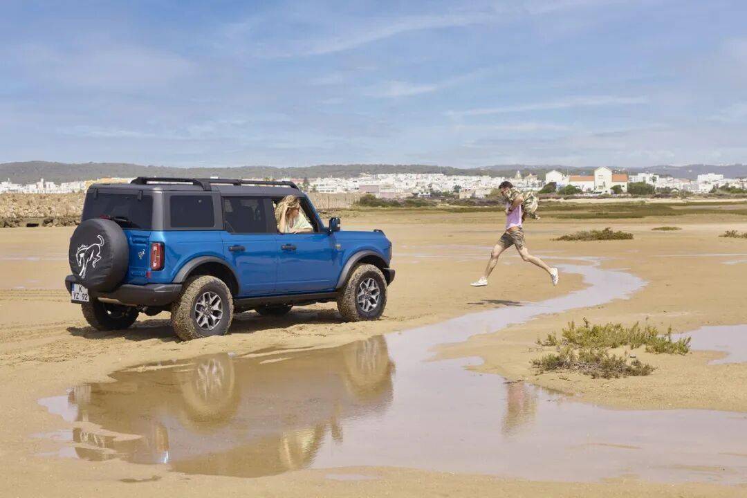 2020款Bronco以硬派越野為核心,與Jeep牧馬人直接競爭,強調非承載式車身和機械越野能力