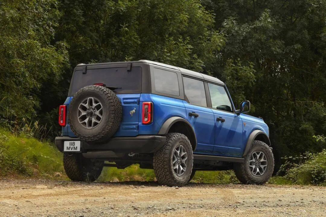 2020款Bronco以硬派越野為核心,與Jeep牧馬人直接競爭,強調非承載式車身和機械越野能力