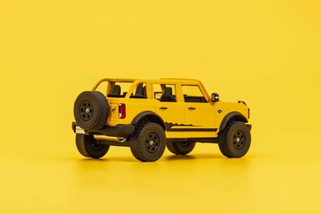 2020款Bronco以硬派越野為核心,與Jeep牧馬人直接競爭,強調非承載式車身和機械越野能力