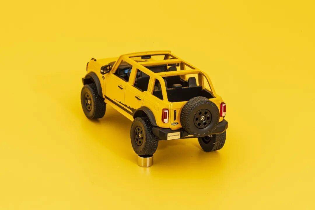 2020款Bronco以硬派越野為核心,與Jeep牧馬人直接競爭,強調非承載式車身和機械越野能力