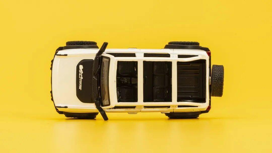 2020款Bronco以硬派越野為核心,與Jeep牧馬人直接競爭,強調非承載式車身和機械越野能力