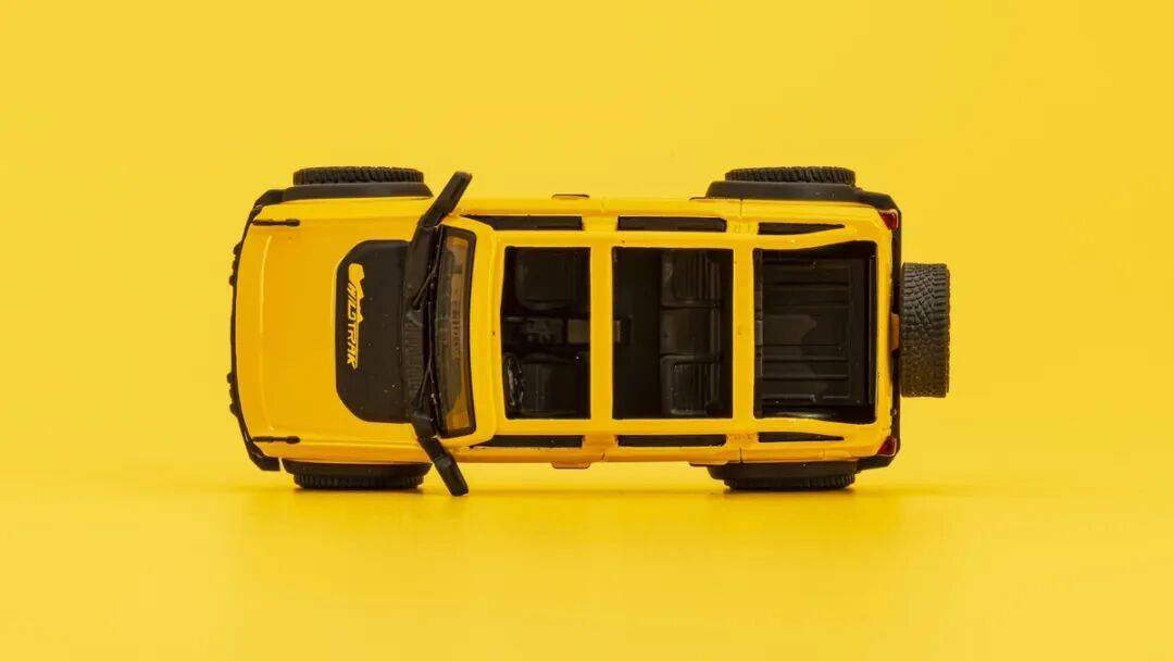 2020款Bronco以硬派越野為核心,與Jeep牧馬人直接競爭,強調非承載式車身和機械越野能力