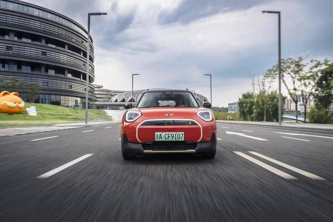 試駕MINI ACEMAN:“過(guò)去時(shí)”與“現(xiàn)在時(shí)”的經(jīng)典融合
