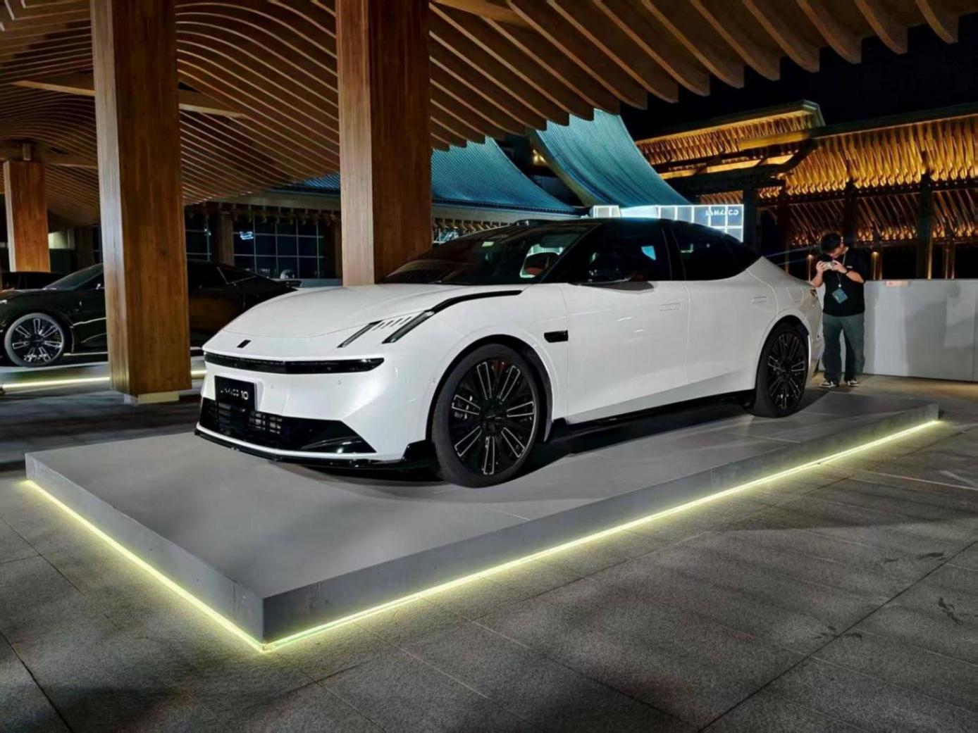 限時16.38萬元起,領(lǐng)克10 EM-P要攪中大型轎車市場的局!