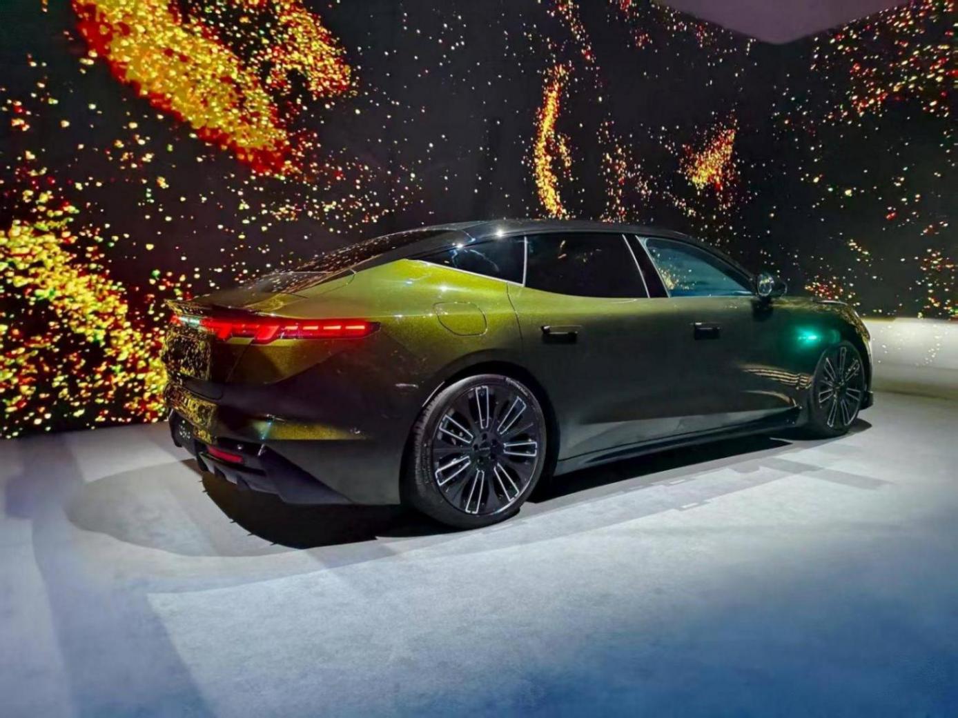 限時16.38萬元起,領(lǐng)克10 EM-P要攪中大型轎車市場的局!