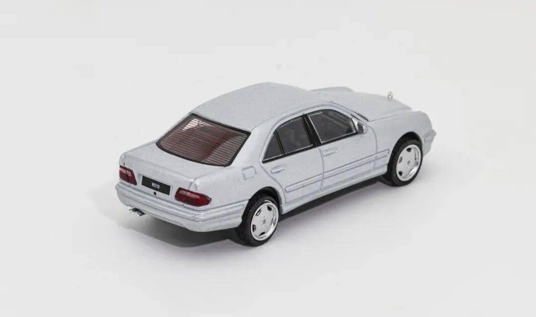 手掌上行政豪華轎車的狂暴之心