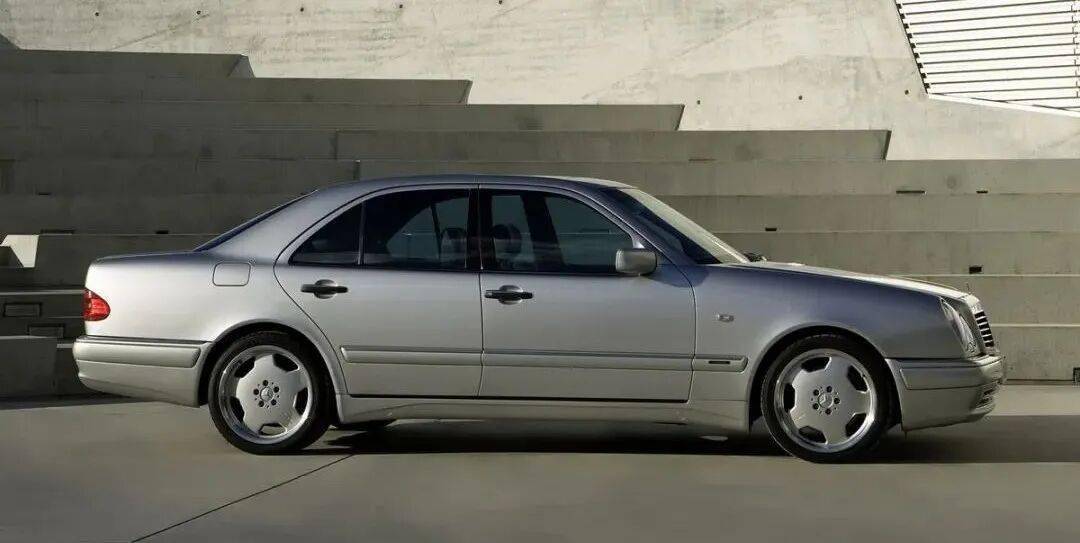 手掌上行政豪華轎車的狂暴之心