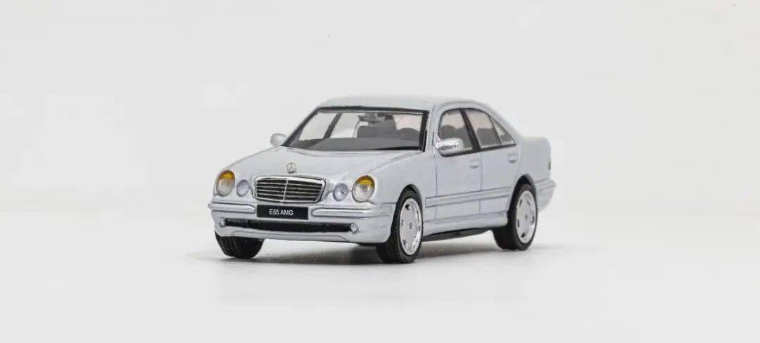 手掌上行政豪華轎車的狂暴之心