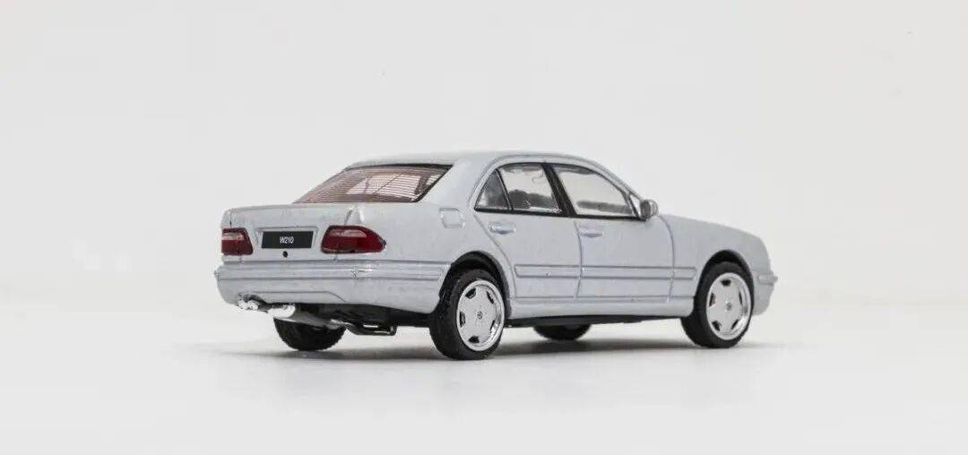 手掌上行政豪華轎車的狂暴之心