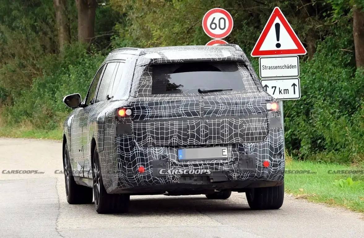 全新寶馬iX7諜照!設計大變樣,大燈采用分體式,或2027年亮相