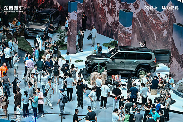 東風與華為探索介于“Hi模式”與“智選車模式”之間的全新合作形態