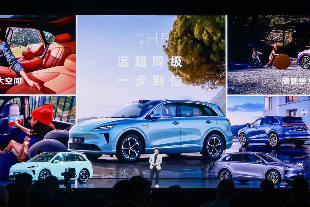 臺風天同樣映射著當下的智能電動汽車市場,百家爭鳴、競爭白熱化,呈現“高端突破、主流放量”的鮮明發展特征