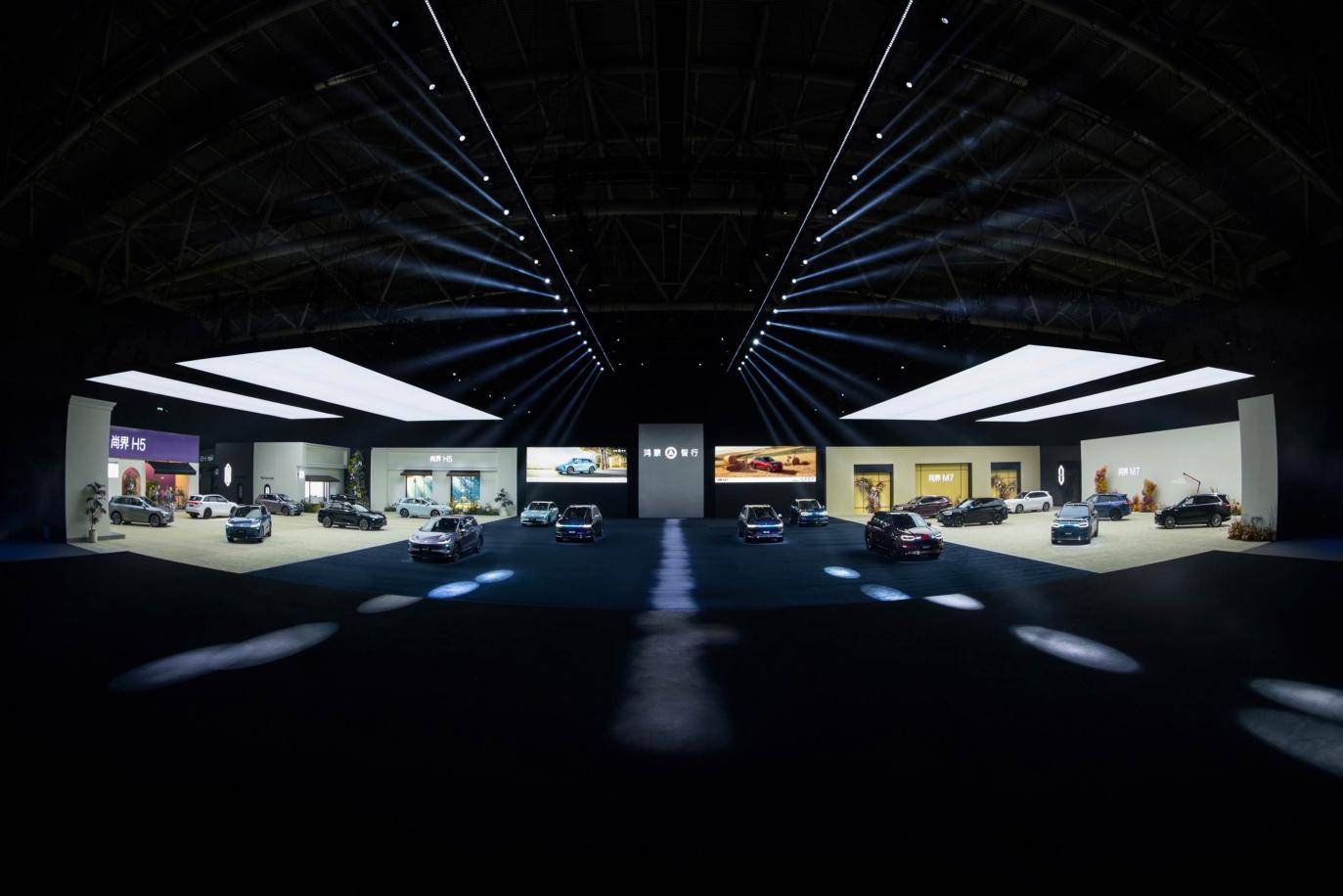 臺風天同樣映射著當下的智能電動汽車市場,百家爭鳴、競爭白熱化,呈現“高端突破、主流放量”的鮮明發展特征