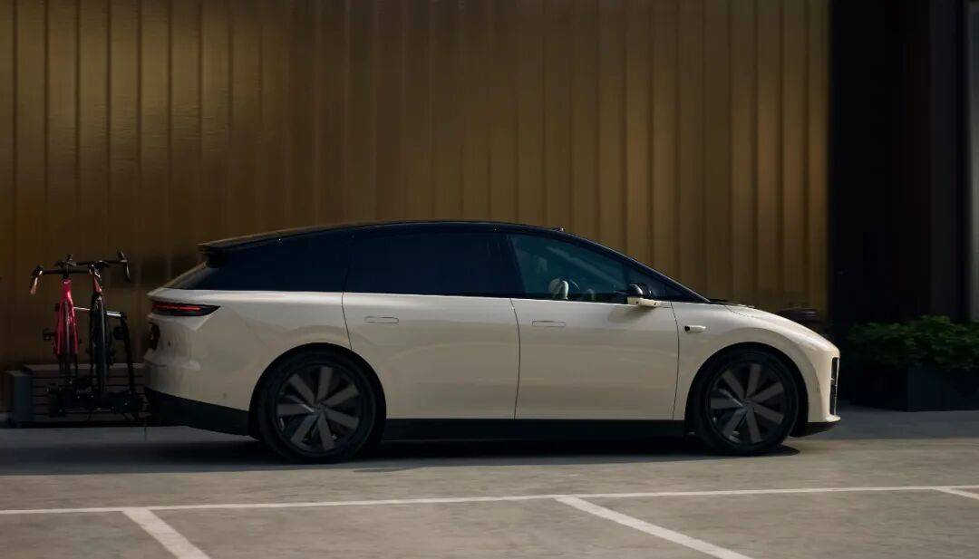 全新問(wèn)界M7“爆單”!理想i6上市在即,又是一場(chǎng)硬仗?