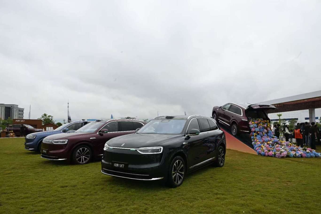 上市72小時即交付!全新問界M7首批用戶進廠提車