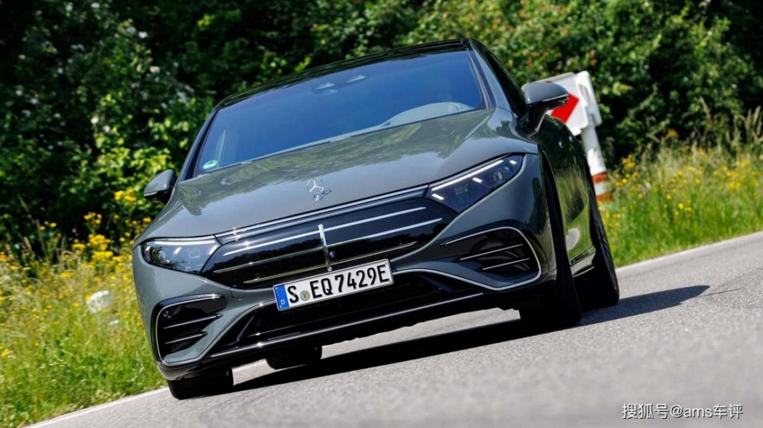 誰是最強電動豪華轎車?BMW i7與奔馳EQS的巔峰對決