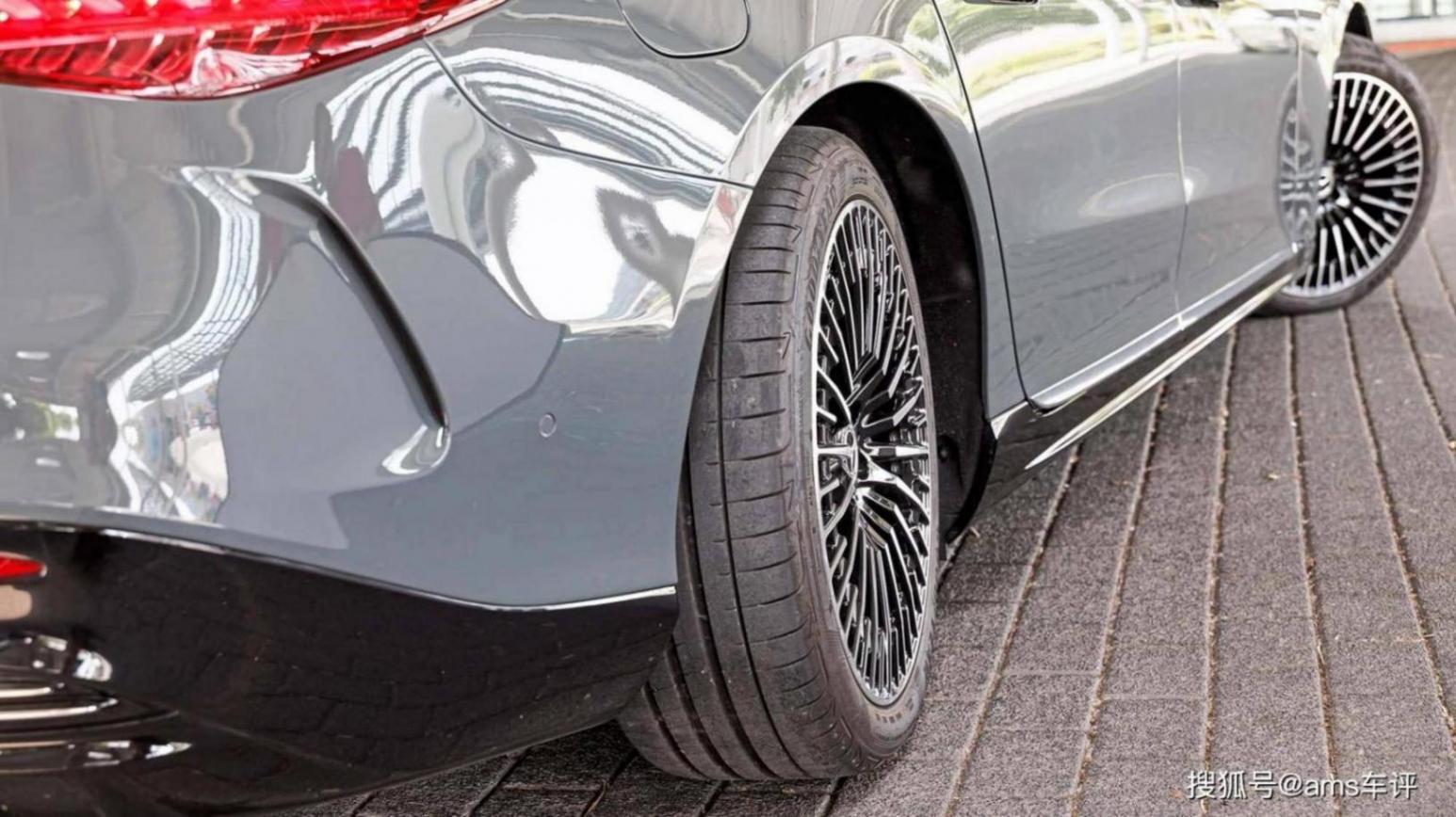 誰是最強電動豪華轎車?BMW i7與奔馳EQS的巔峰對決