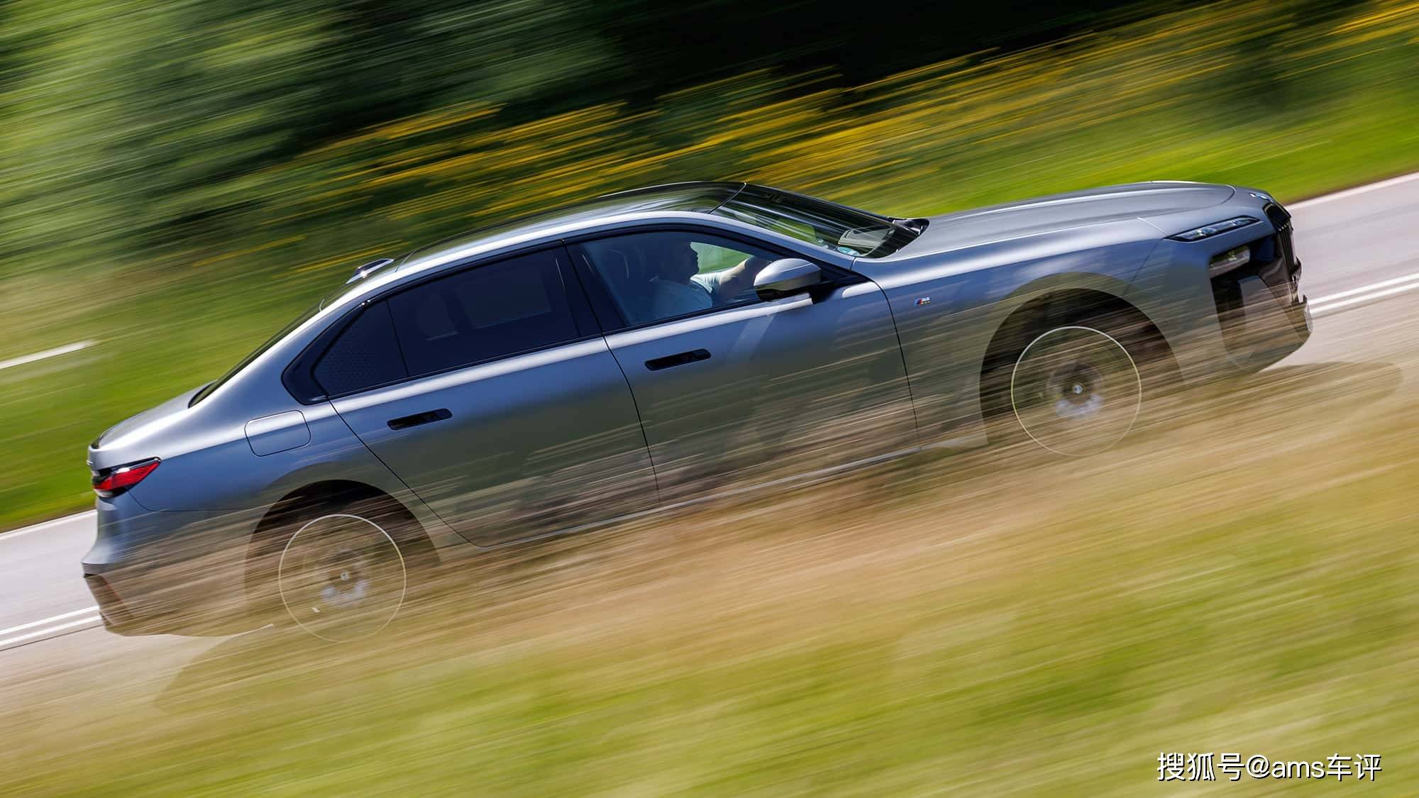 誰是最強電動豪華轎車?BMW i7與奔馳EQS的巔峰對決