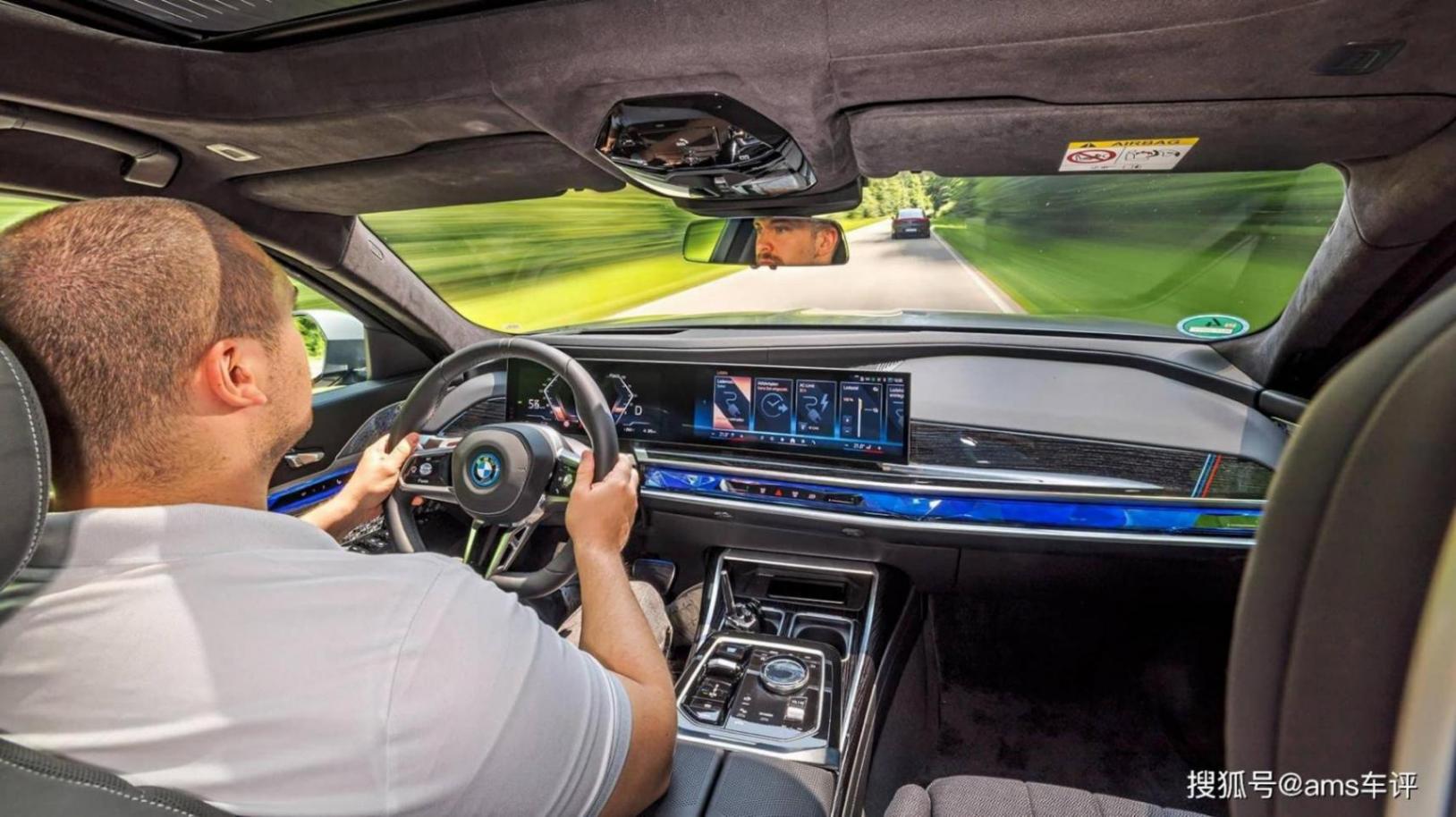 誰是最強電動豪華轎車?BMW i7與奔馳EQS的巔峰對決