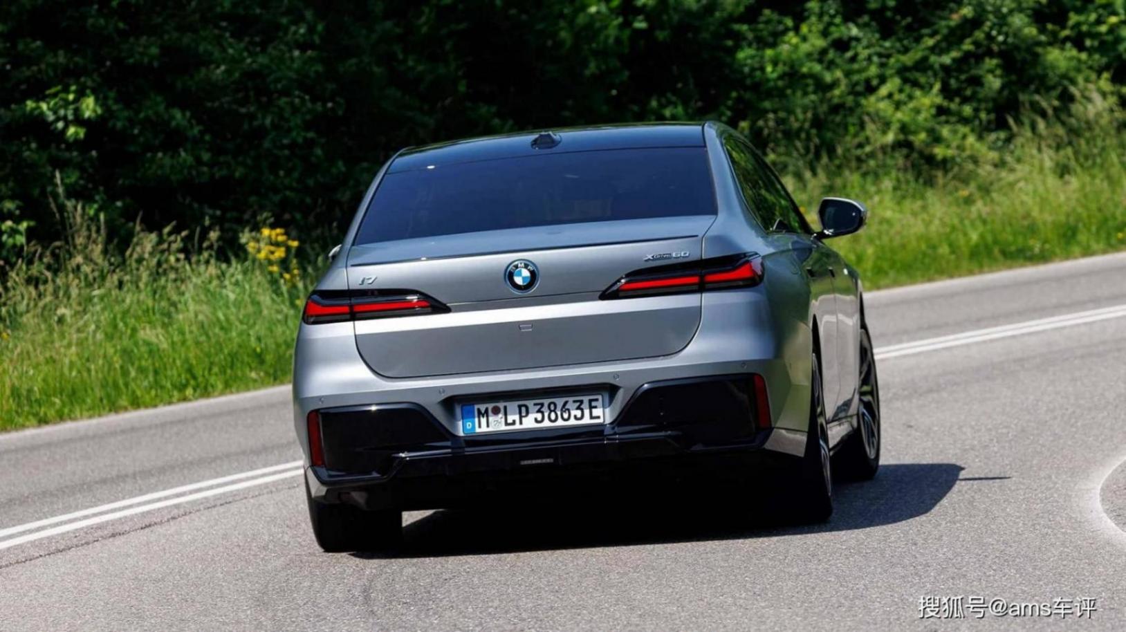 誰是最強電動豪華轎車?BMW i7與奔馳EQS的巔峰對決