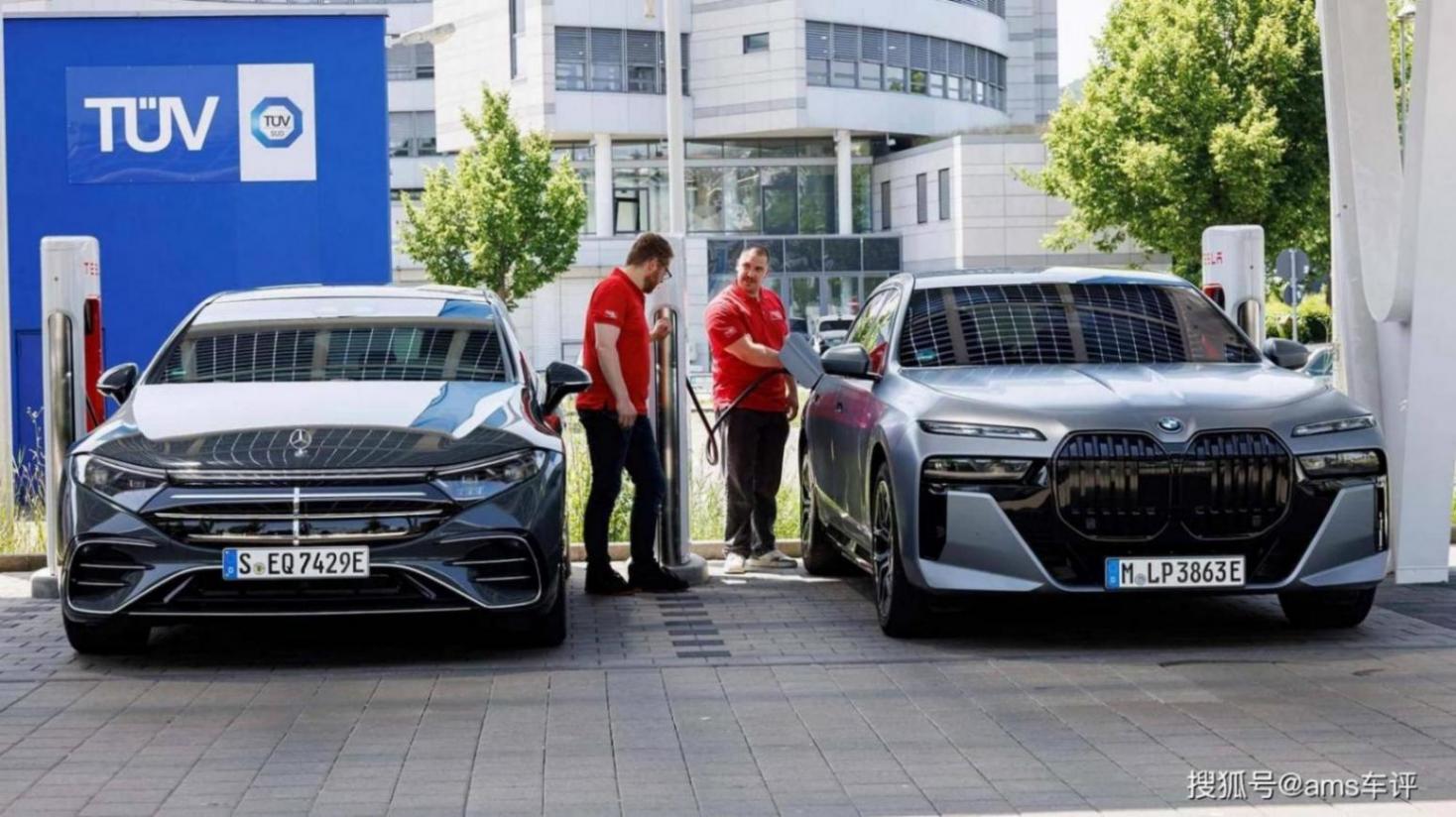 誰是最強電動豪華轎車?BMW i7與奔馳EQS的巔峰對決