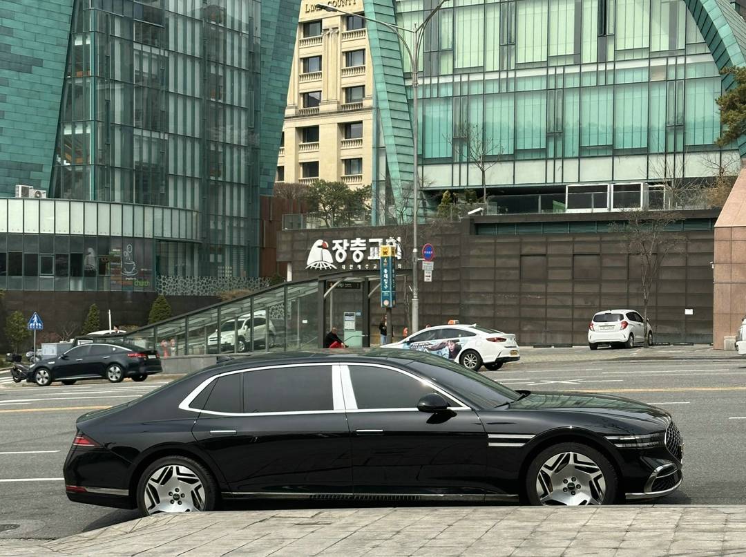 四川街頭,偶遇韓國“財閥”座駕G90,副駕駛:比12缸輝騰還罕見