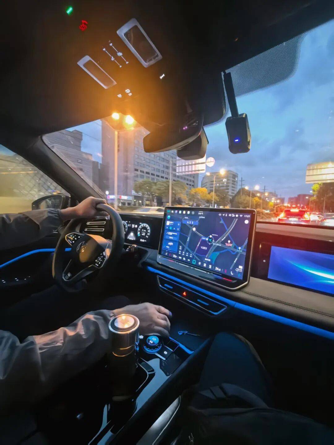 但翻看一下他們的大事年表:第一個量產項目是理想ONE;自研AEB成為國內首個獲ENCAP五星評分的方案;開發了國內第一個實現NOA功能的MPV;理想、北汽、廣汽、地平線等產業資本支持……每件事都引人矚目。