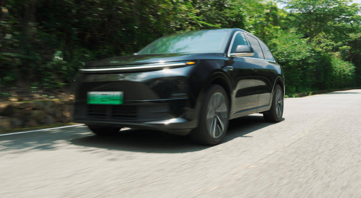 為啥增程車銷量都好,是因?yàn)榧冸娎m(xù)航長(zhǎng)比插混更適合家用嗎?