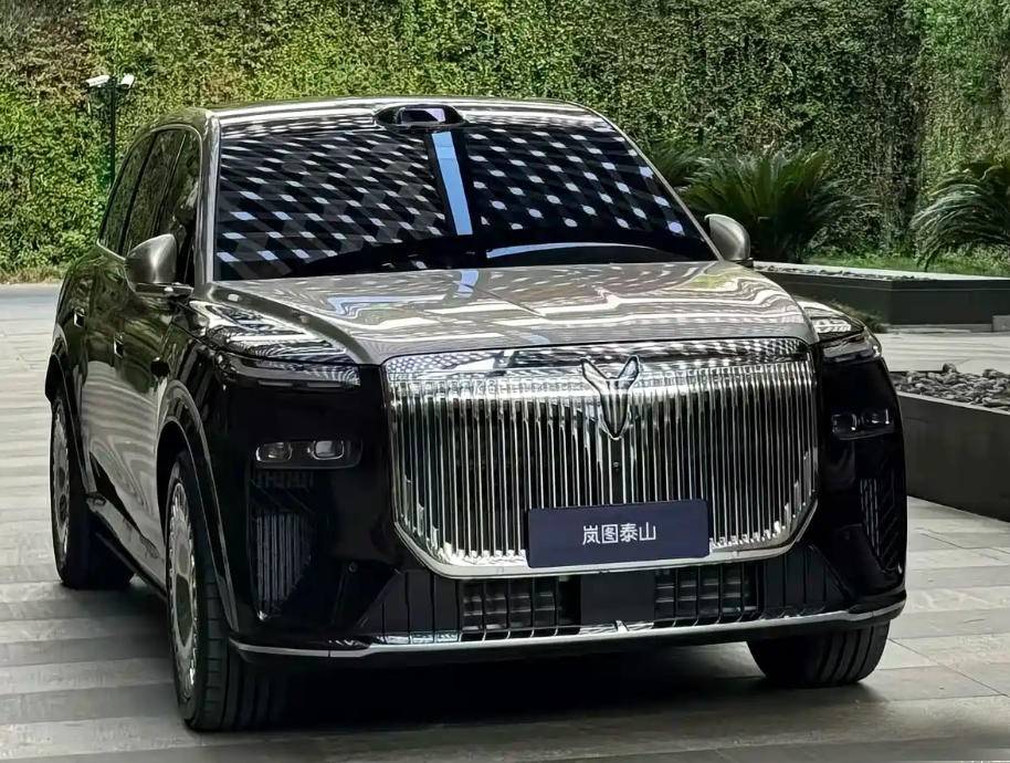 嵐圖泰山實車曝光!尺寸比問界M9還大,今年最大黑馬?