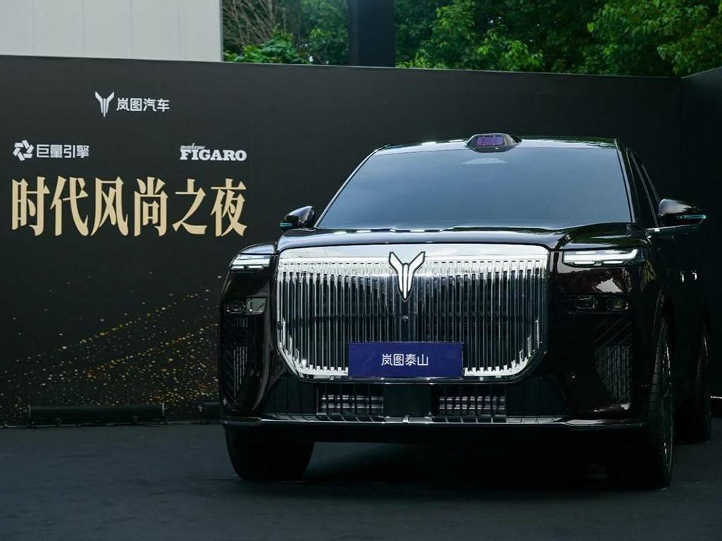 嵐圖泰山實車曝光!尺寸比問界M9還大,今年最大黑馬?