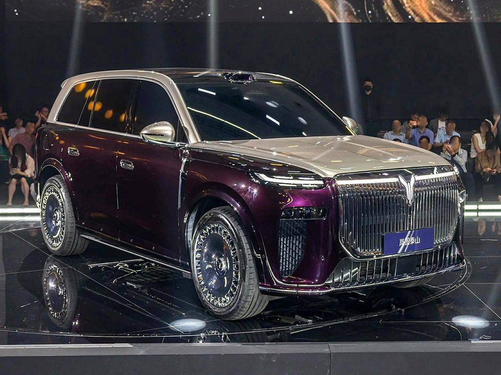 嵐圖泰山實車曝光!尺寸比問界M9還大,今年最大黑馬?