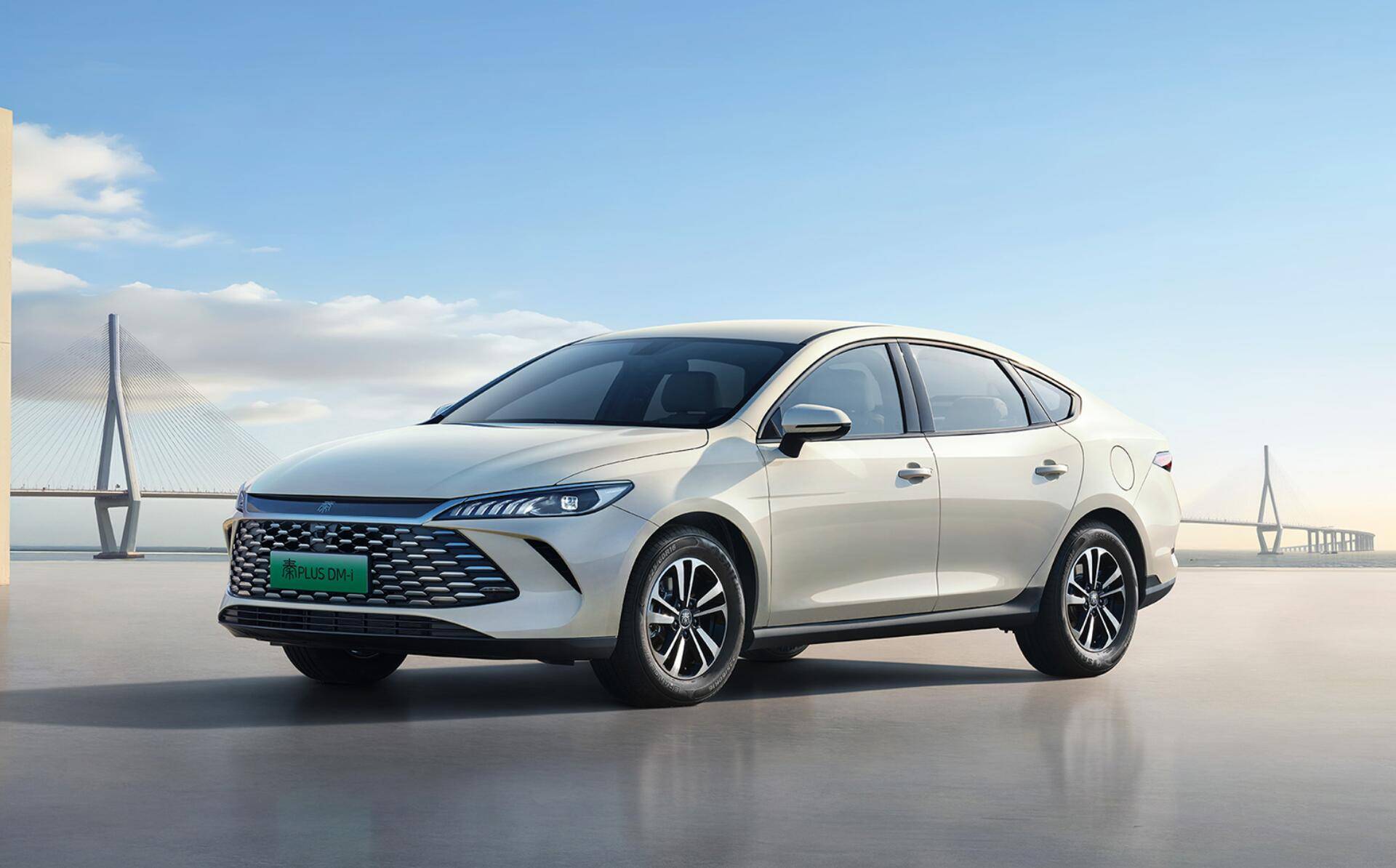 跟秦PLUS同級 限時起售價(jià)6萬+ 銀河星耀6推7款車型 125km遠(yuǎn)航版值得沖