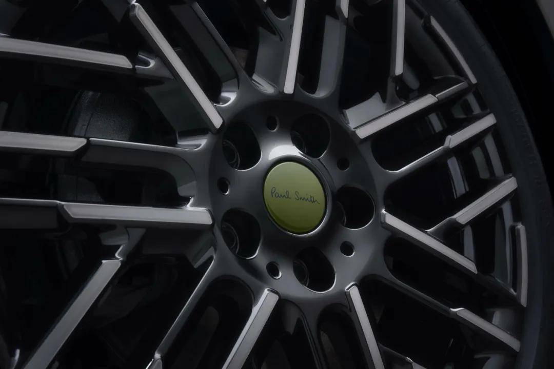 在如此喧嘩的世界里,“優雅的叛逆”震耳欲聾